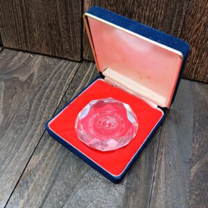 レア!! 非売品 アメリカ海兵隊創立記念223歳誕生日記念 沖縄米軍基地 クリスタルガラスカットガラスペーパーウェイト ケース付