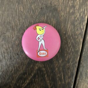 Esso　エッソ　エッソガール　エッソちゃん　缶バッジ　ピンバッジ　コレクション　ピンク　ヴィンテージ