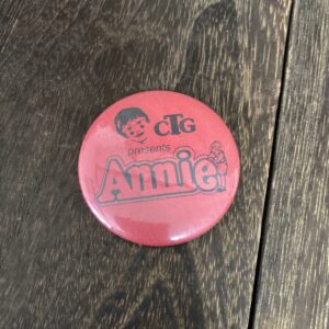 CTG presents Annie アニー 缶バッジ　コレクション　赤　ピン